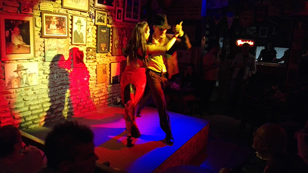 Agnieska I-7 Montevideo. Fan Fan baras. Espectaculo de tango